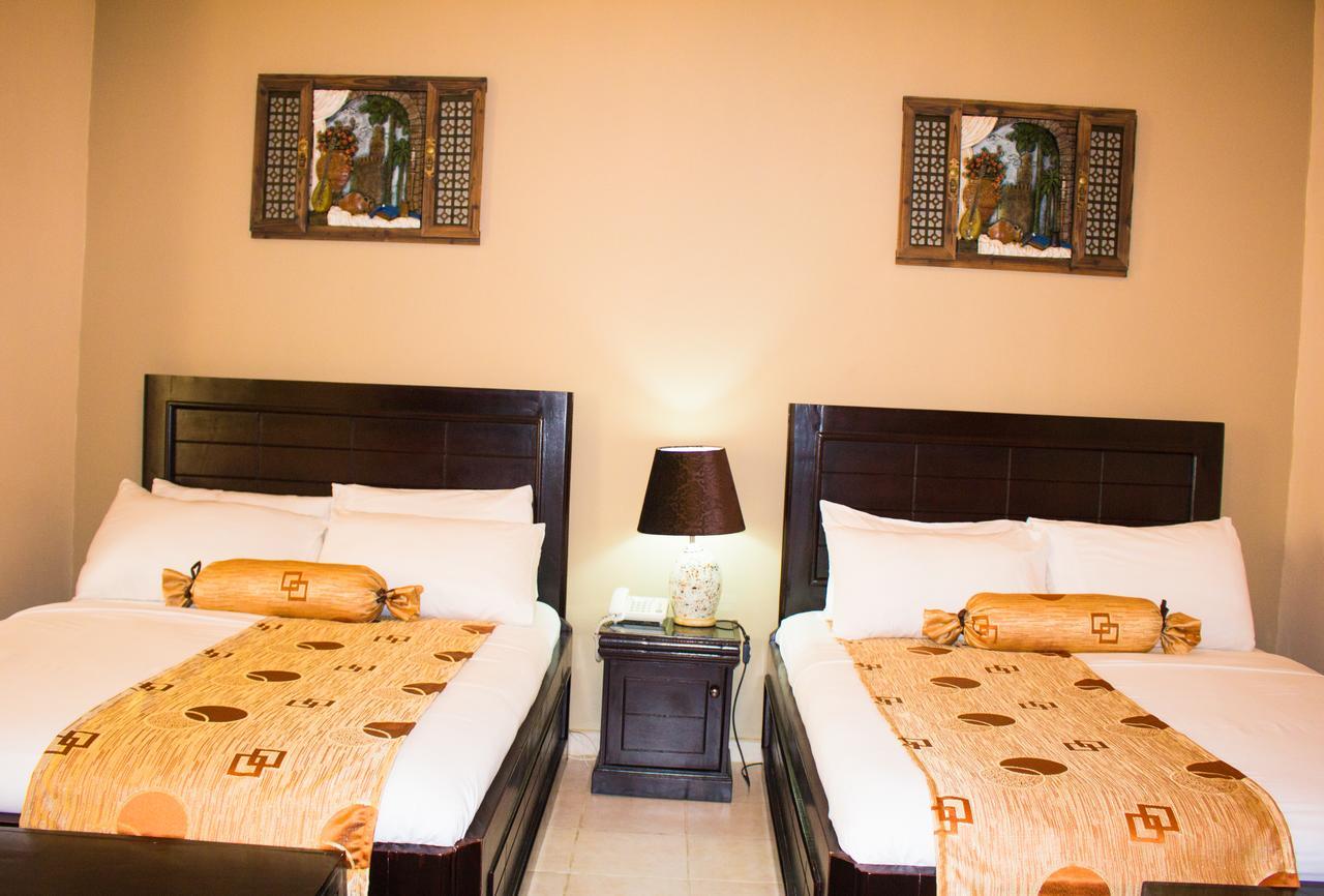 Palm Spring Resort Monrovia Exteriér fotografie